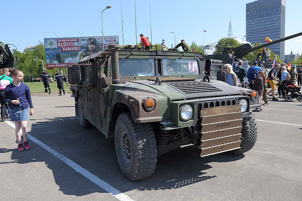 Pasažieru ostā piestāj NATO kuģi un tehnika. 
