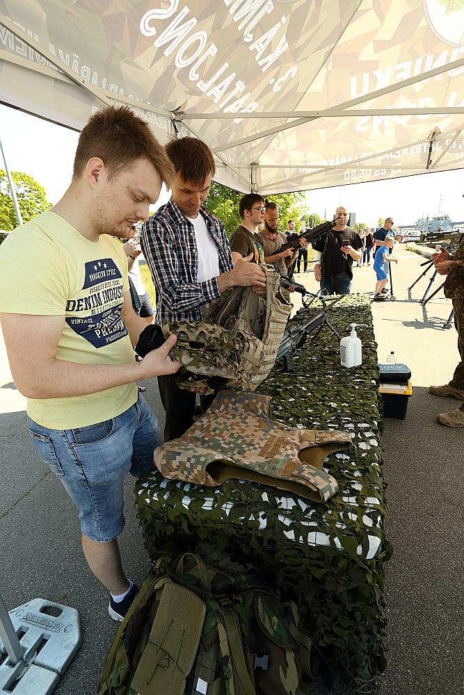 Pasažieru ostā piestāj NATO kuģi un tehnika. 