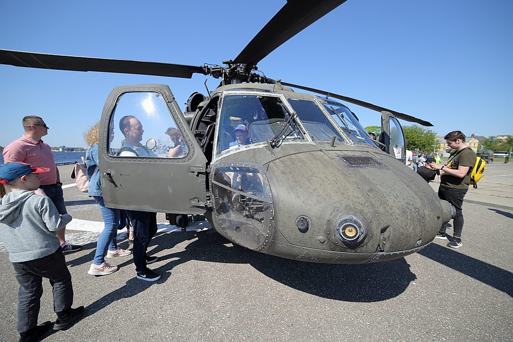 Pasažieru ostā piestāj NATO kuģi un tehnika. Helikopters.