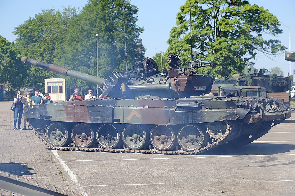 Pasažieru ostā piestāj NATO kuģi un tehnika. 