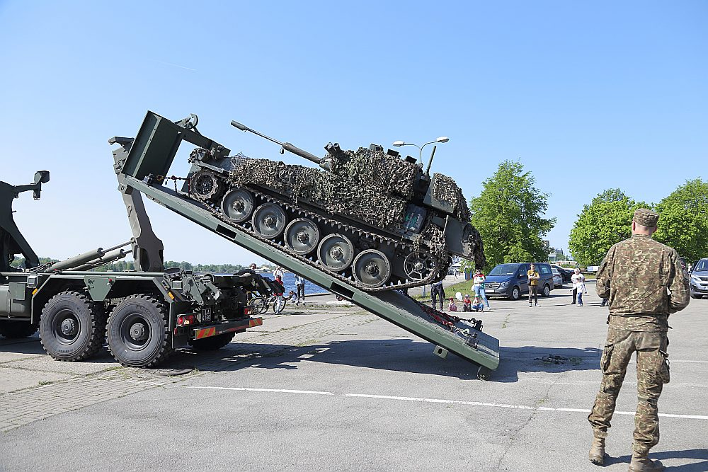 Pasažieru ostā piestāj NATO kuģi un tehnika. 