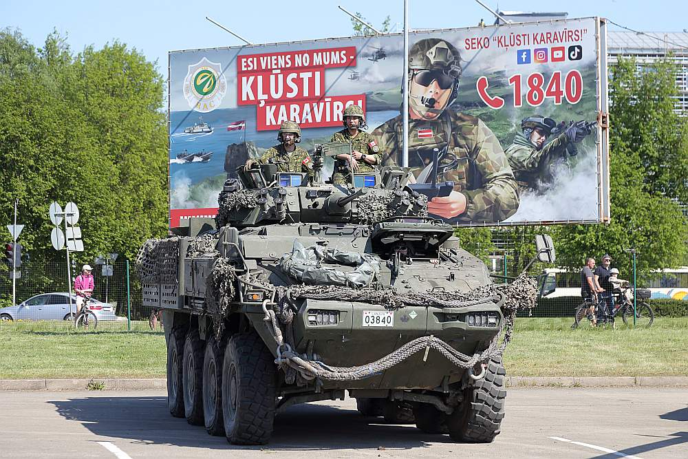 Pasažieru ostā piestāj NATO kuģi un tehnika. 