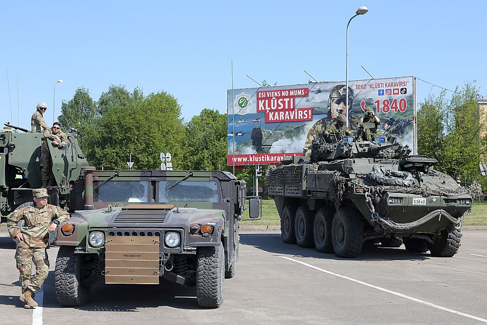 Pasažieru ostā piestāj NATO kuģi un tehnika. 