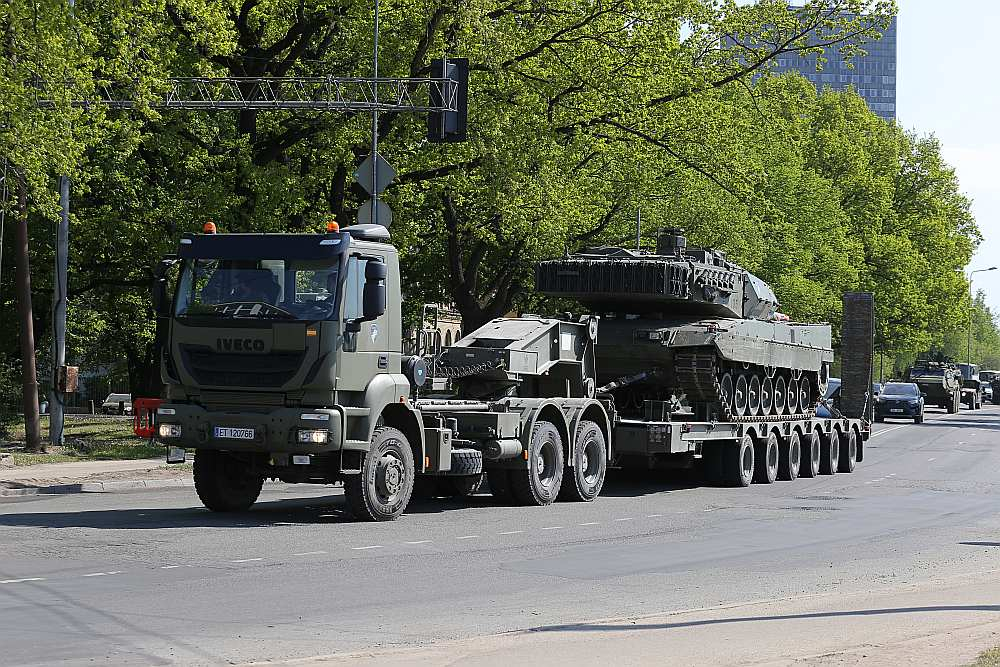 Pasažieru ostā piestāj NATO kuģi un tehnika. 