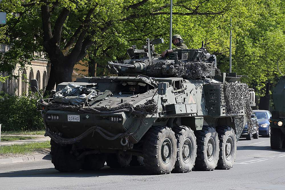 Pasažieru ostā piestāj NATO kuģi un tehnika. 