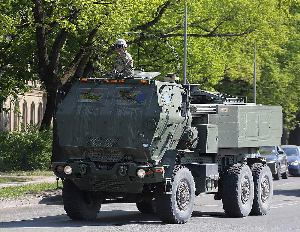 Pasažieru ostā piestāj NATO kuģi un tehnika. 
