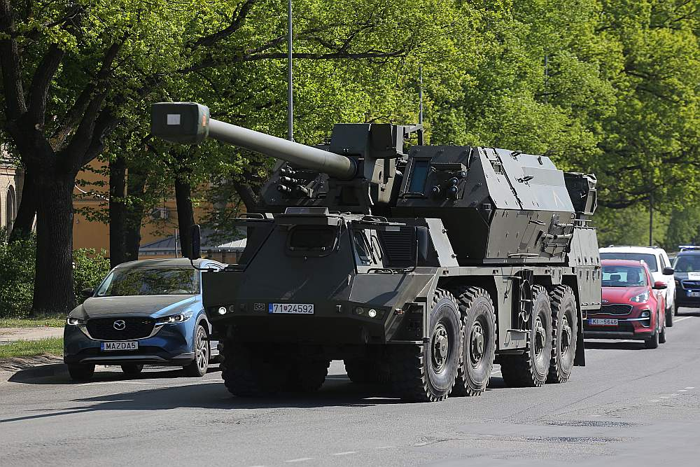 Pasažieru ostā piestāj NATO kuģi un tehnika. 