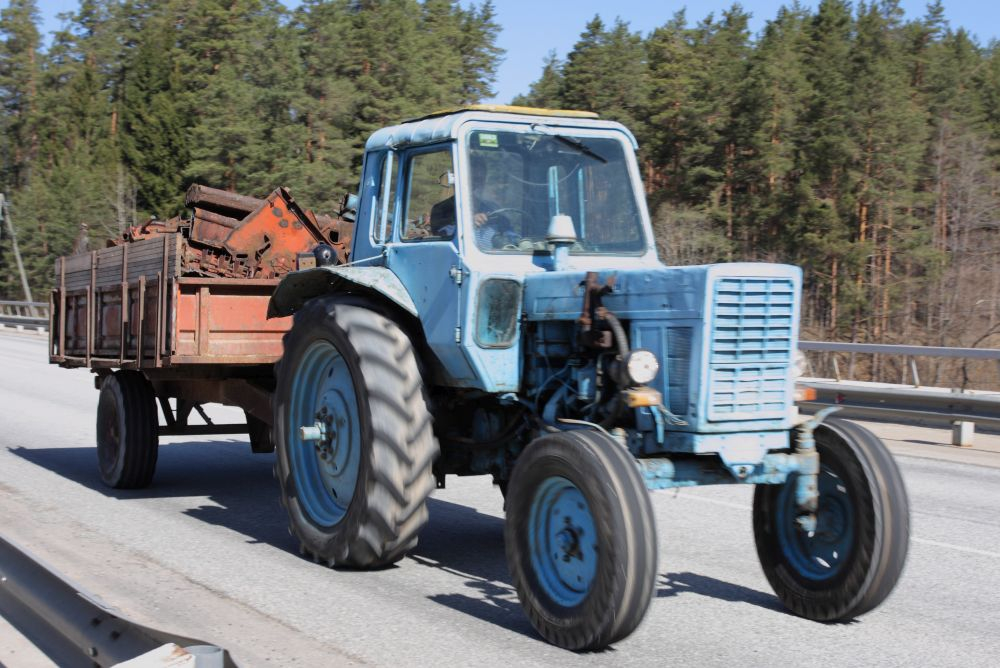 Traktors ar piekabi. Ilustratīvs attēls.