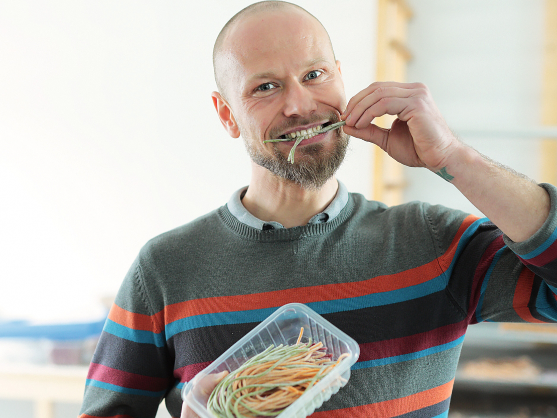 "Īstenībā tie ir dārzeņi, kas maskējas par makaroniem," tā par savu produkciju - svaigajiem makaroniem teic zīmola 'Pastahouse' izveidotājs Arno Polītis.