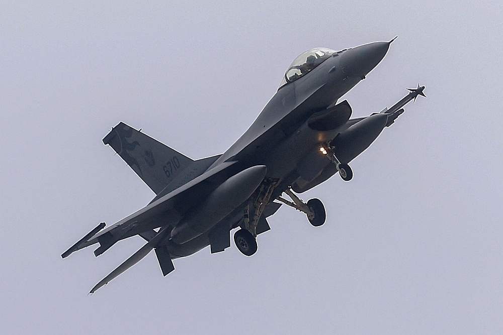 F-16.