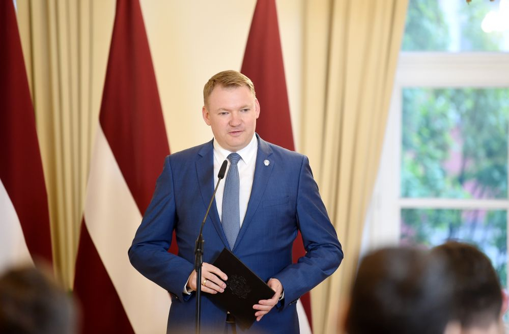 Saeimas priekšsēdētājs Edvards Smiltēns uzrunā klātesošos tikšanās laikā ar Latvijas nacionālās hokeja izlases spēlētājiem Saeimas Viesu zālē.