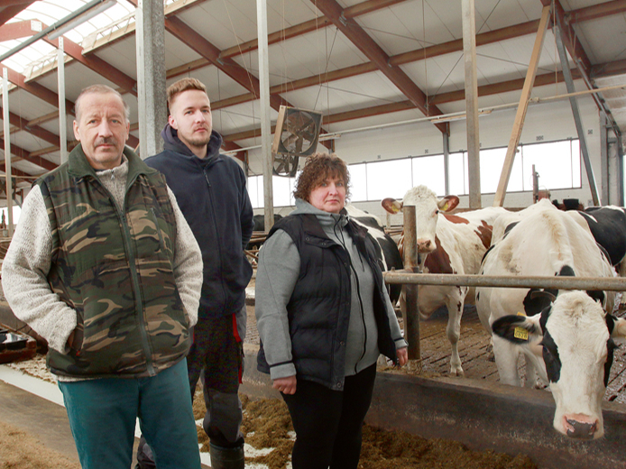 "Kalnapaipužu" saimnieki - Iveta Vilistere, Sandris Vilisters un viņu dēls Armands (vidū) - par izslaukumiem, piena cenām un saimniecības attīstību.
