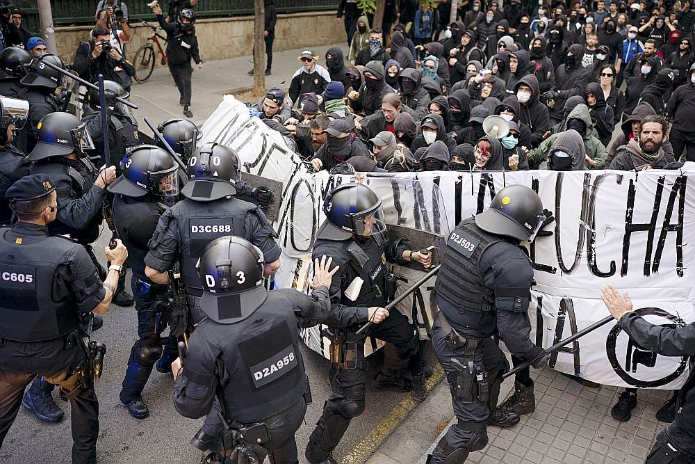 Policija protesta laikā cenšas savaldīt skvotošanas aizstāvjus.
