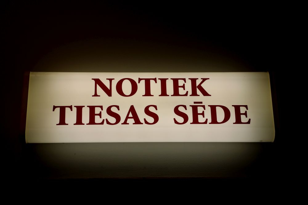 Notiek tiesas sēde.