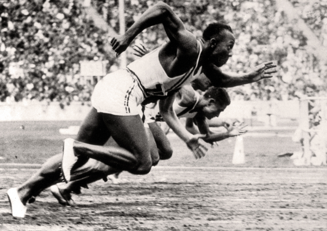 1936. gada Berlīnes olimpiādes vistitulētākais vieglatlēts Džese Ouens izcīnīja 4 zelta medaļas – 100 m un 200 m sprintā, 4x100 m stafetē un tāllēkšanā.
