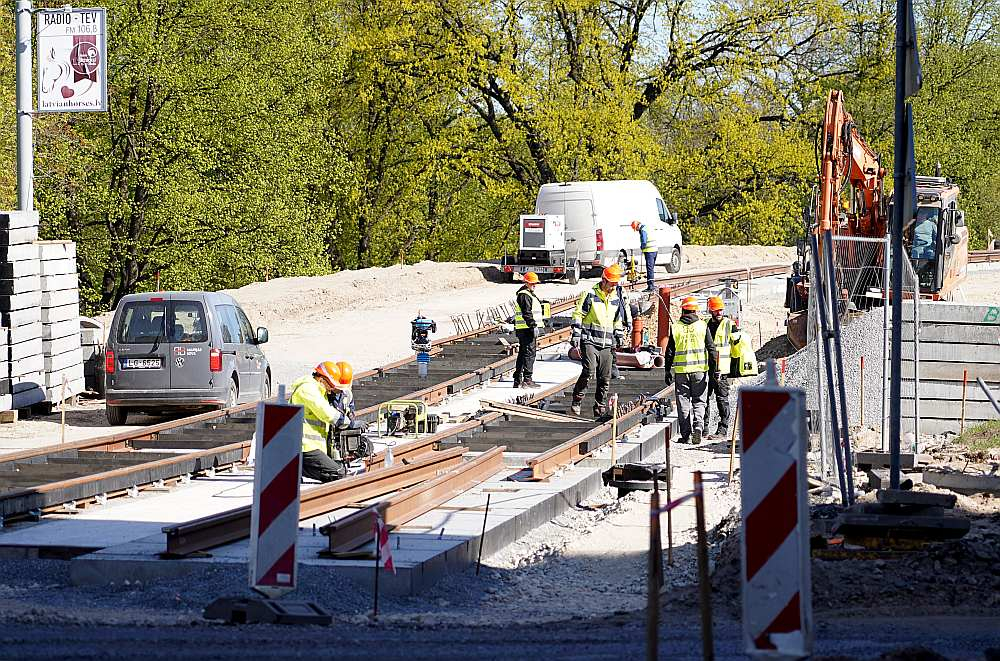 Rīgas domes pārstāvji sola, ka ilgstoši problemātisko Brasas tiltu būvnieki līdz jūnija beigām salabos tiktāl, lai tramvajs pār to varētu pārbraukt pa vienu pusi.