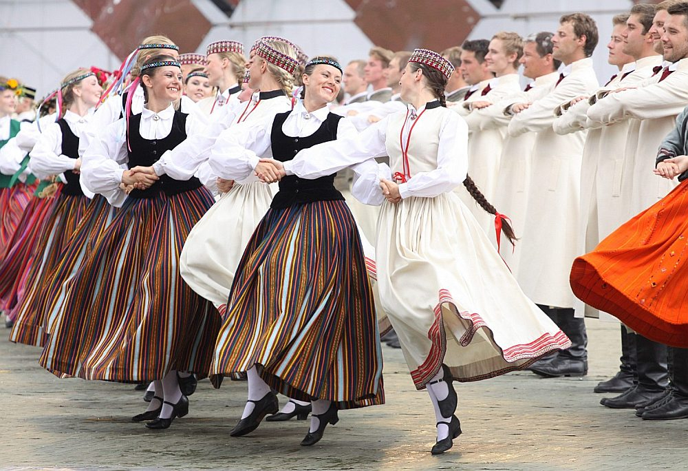 XXVII Vispārējiem latviešu dziesmu un XVII deju svētkiem gatavojas 16 410 dejotāji no 672 deju kolektīviem un 35 bērnu deju kolektīviem.