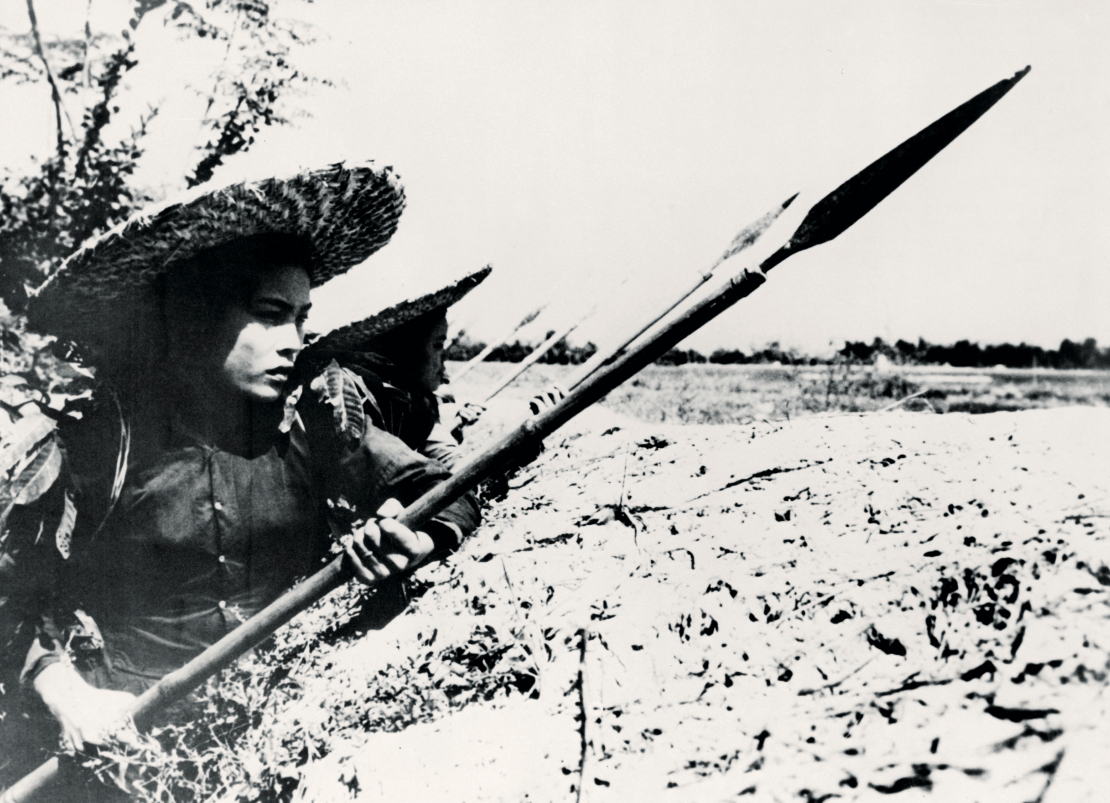 Indoķīnas karā piedalījās ar šķēpiem bruņotas sievietes. Karotājas kaujas pozīcijā netālu no Hanojas 1968. gadā.
