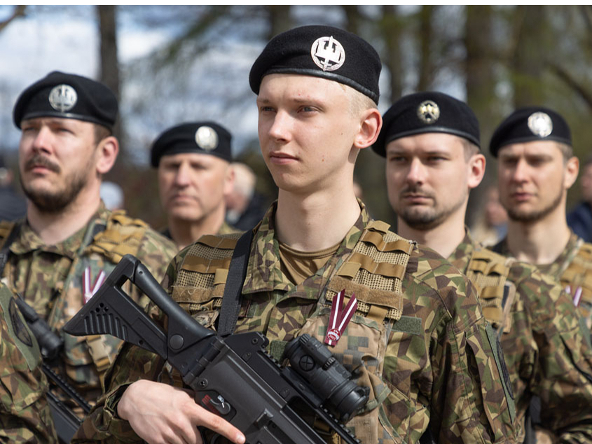 Latvijā jūlijā sāksies pirmā iesaukuma apmācības – arī pie mums turpmāk aizsardzības dienests būs obligāts.