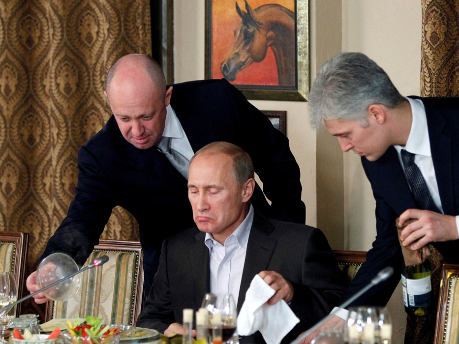 Jevgeņijs Prigožins (no kreisās) uzskatīts par Putinam pietuvinātu personu vēl no Sanktpēterburgas laikiem, kad Putins bija iecienījis Prigožina izveidoto restorānu.
