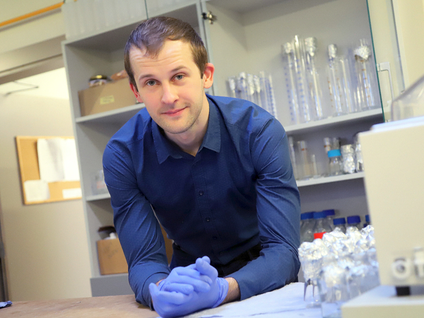 RTU vadošais pētnieks Krišs Spalviņš ir gandarīts, ka viņa radītās mikroorganismu audzēšanas tehnoloģijas var būt noderīgas industrijai.