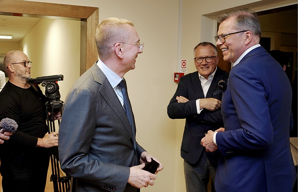 Trešdien "Jaunās vienotības" Saeimas frakcija tikās ar Valsts prezidenta amatam izvirzīto ″Apvienotā saraksta″ pārstāvi Uldi Pīlēnu (no labās), kur viņu gaidīja tikšanās arī ar viņa sāncensi, ārlietu ministru Edgaru Rinkēviču.