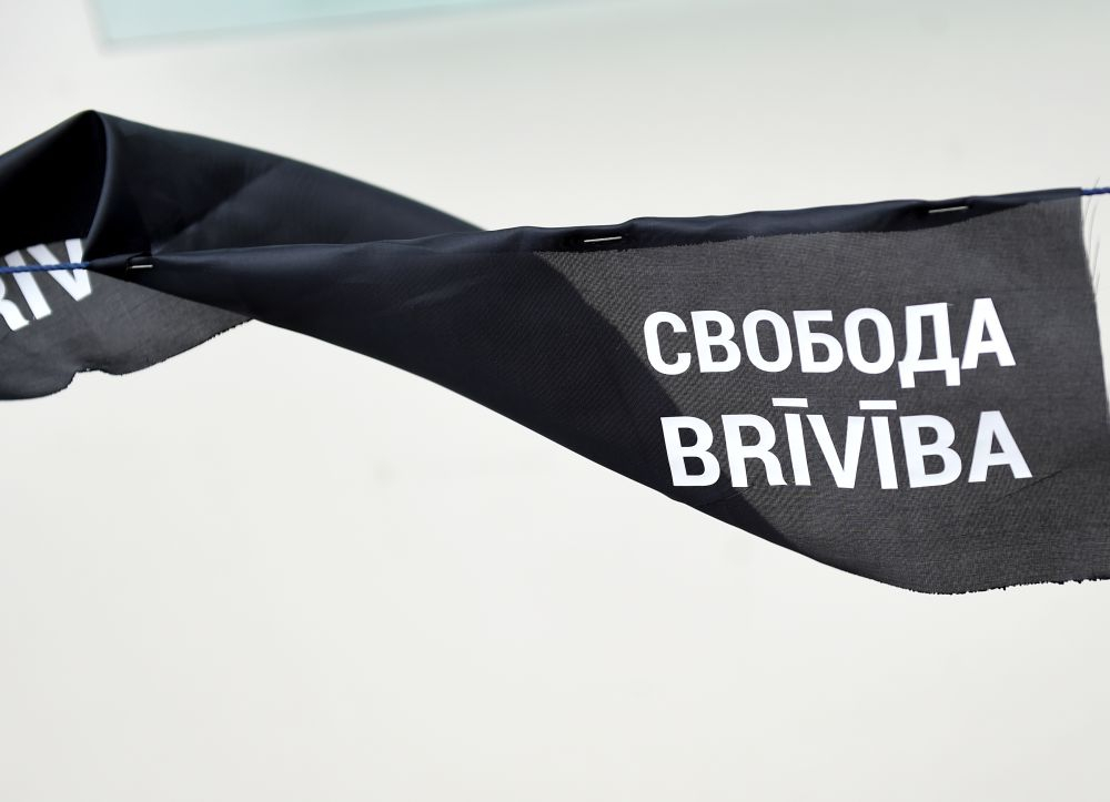 Latvijas Krievu savienības rīkotā protesta akcija Rātslaukumā pret aizliegumu rīkot protesta akcijas. Ilustratīvs attēls.