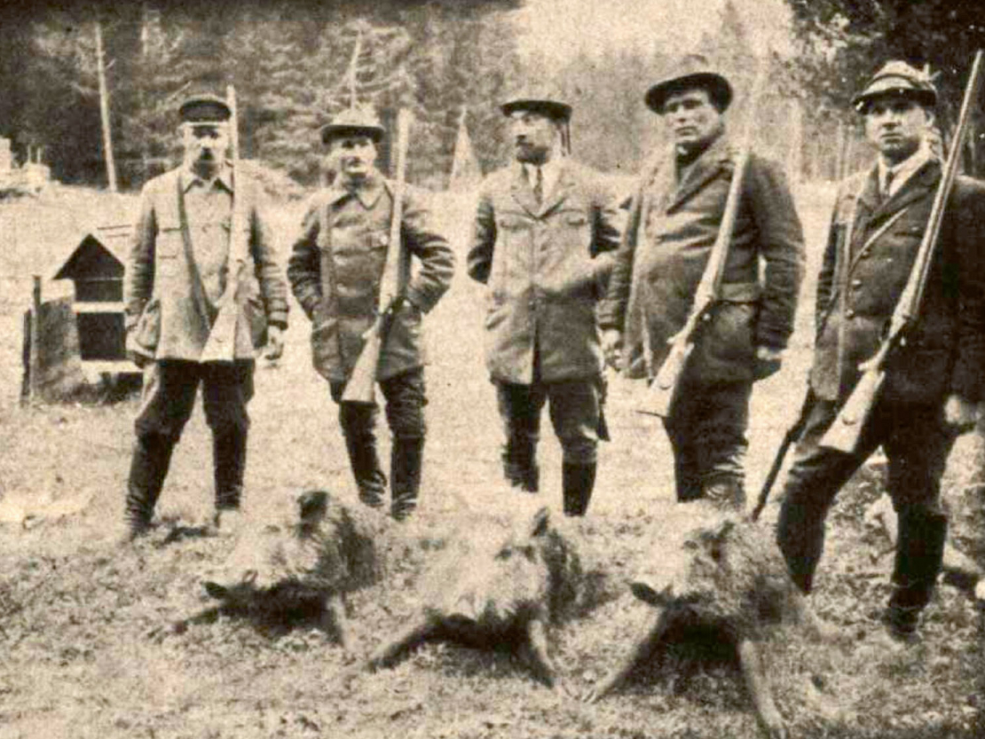 Latvijas Pareizu medību un šaušanas biedrības medībās Vecmokās nomedītās trīs mežacūkas. Blakus laimīgie mednieki. Izdevums "Mednieks un Makšķernieks" (01.11.1926.)