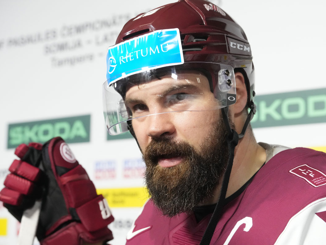 Latvijas izlases kapteinis Kaspars Daugaviņš pirmajās divās pasaules čemponāta spēlēs nopelnīja piecus rezultativitātes punktus (3+2), pēc šī rādītāja dalot pirmo vietu ar hokeja uzlecošo zvaigzni Konoru Bedārdu.