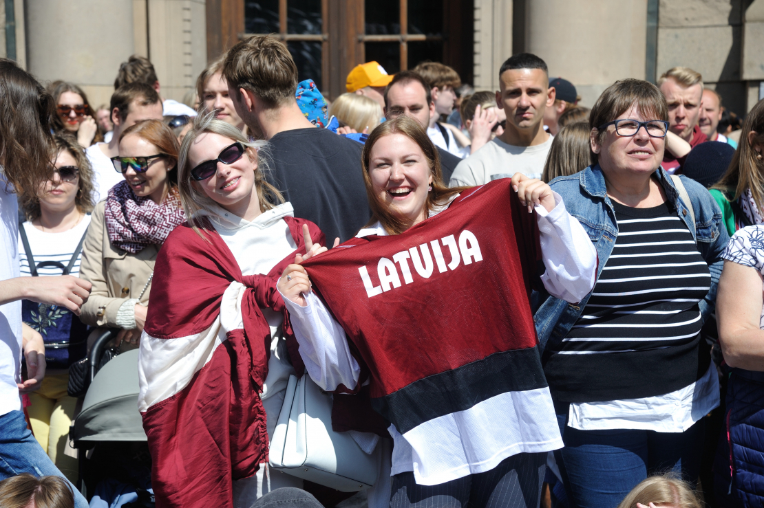 Latvijas hokeja izlases līdzjutēji vēro spēli Doma laukumā.