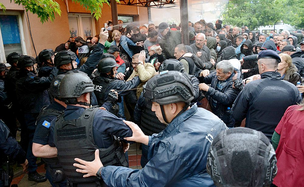 Policijas un etnisko serbu protestētāju sadursmes Zvečanā Kosovas ziemeļos. Serbu demonstranti pašvaldības ēkās Kosovas ziemeļos centās neielaist etnisko albāņu mērus.