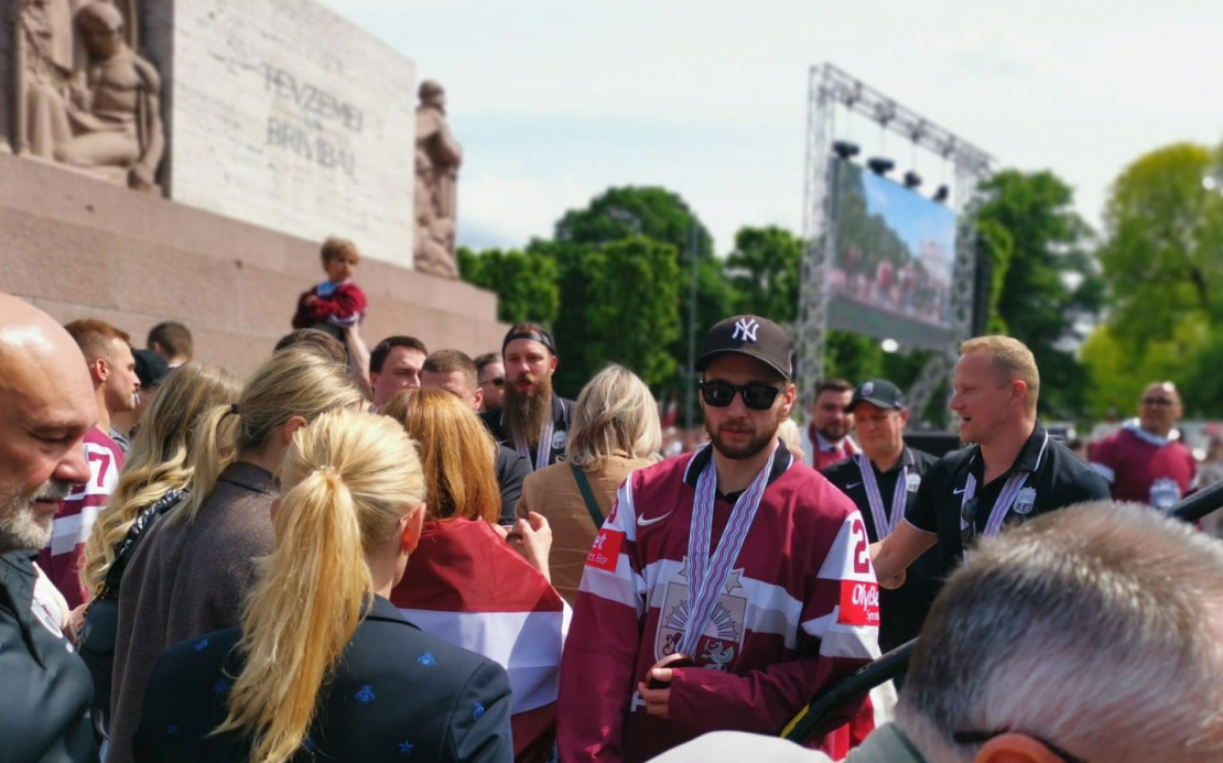 Cilvēki pie Brīvības pieminekļa sagaida hokeja varoņus. 