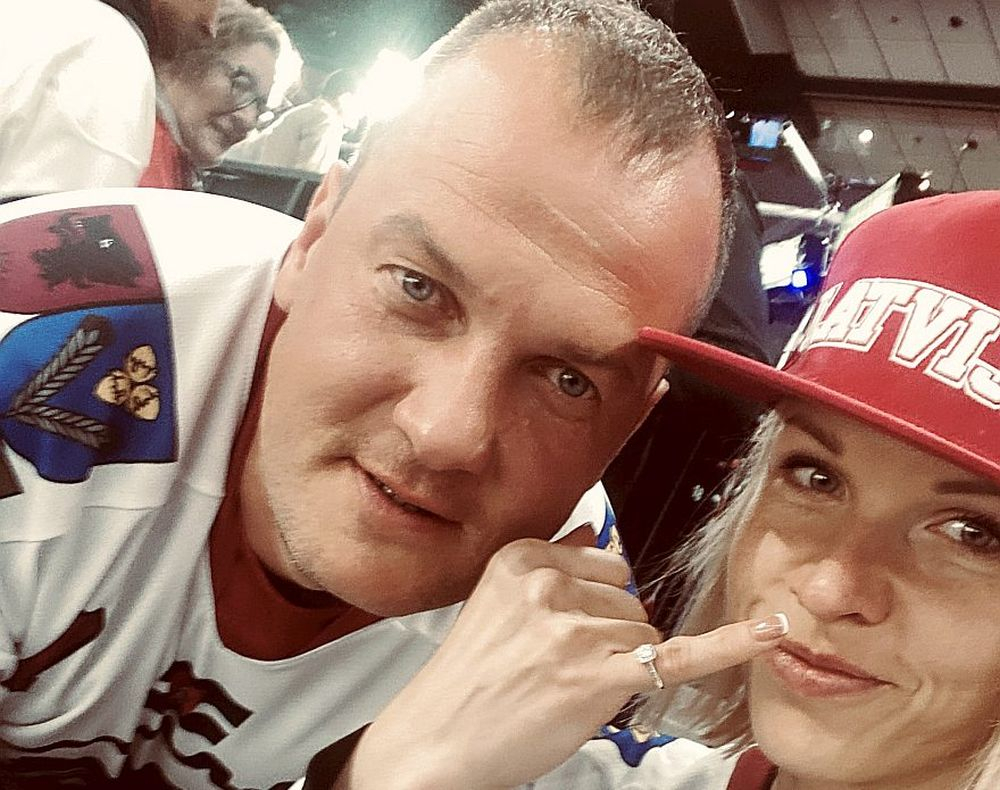Liela spēle Latvijas hokejam, un īpašs brīdis latviešu ģimenei Tamperē – Edijs bildinājis Gunu, saņemot pozitīvi atbildi.