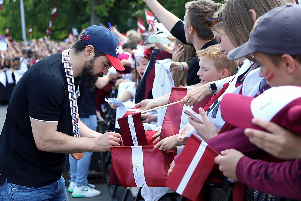 Latvijas izlases kapteinis Kaspars Daugaviņš ir laimīgs, ka pēc gada pārtraukuma atgriezās izlasē un bija daļa no komandas, kas ar smagu darbu, raksturu un neatlaidību sagādāja Latvijai lielos hokeja svētkus.