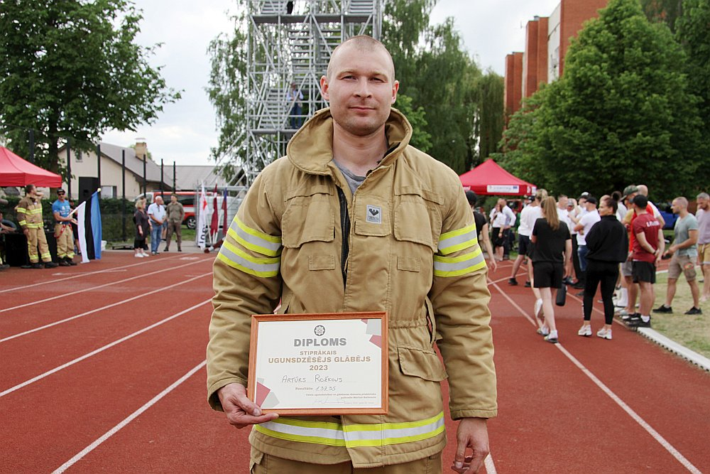 Latvijas stiprākais ugunsdzēsējs glābējs šogad ir Artūrs Rožkovs no Dobeles.