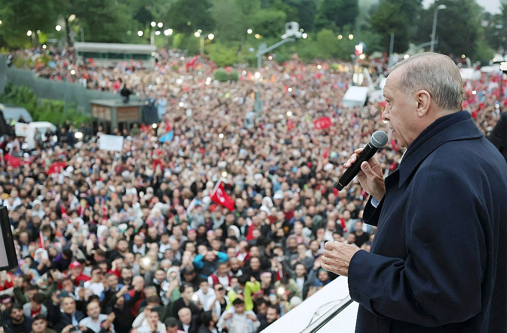 Turcijas prezidents Redžeps Tajips Erdogans Stambulā uzrunā atbalstītājus pēc uzvaras prezidenta vēlēšanu otrajā kārtā.