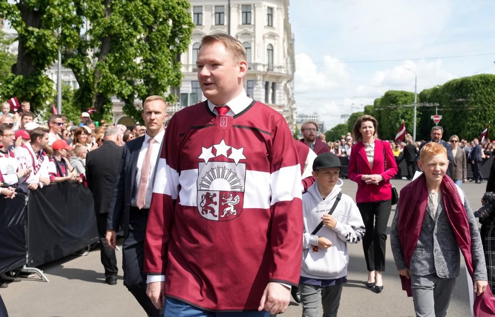 Saeimas priekšsēdētājs Edvards Smiltēns 29. maijā pie Brīvības pieminekļa, kur notika Latvijas hokeja izlases sagaidīšana.