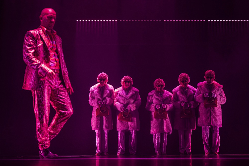 Priekšplānā izvirzās spēles stila nedabiskums, kas atbilst "neo" žanram, bet spēlei uz skatuves šķiet pretrunīgs. Kopumā visas lomas atgādina gandrīz vai karikatūras. Attēlā (no kreisās): Lauris Dzelzītis Lilioma lomā.