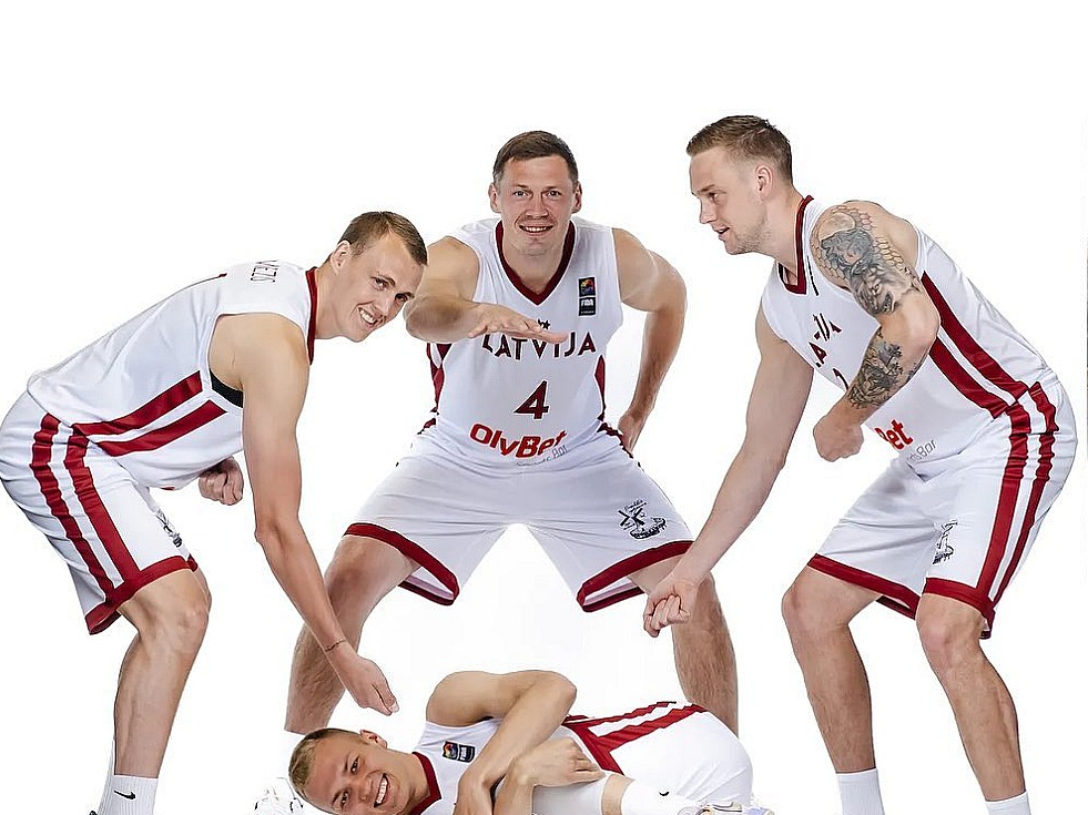 Latvijas 3x3 basketbola izlase pirms Pasaules kausa iedvesmojas no hokejistu panākumiem. Debitantam Francim Lācim šajā foto ripas loma.