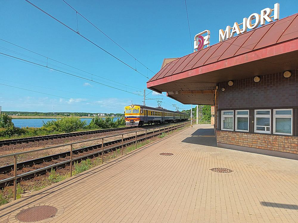 Jūrmalas iedzīvotāji pilsētas sabiedriskajā transportā ar "0" biļeti pārvietojas jau no 2018. gada. Paredzēts, ka šā gada nogalē jūrmalnieki bez maksas varēs braukt arī jaunajos elektrovilcienos Ķemeri–Rīga–Ķemeri.