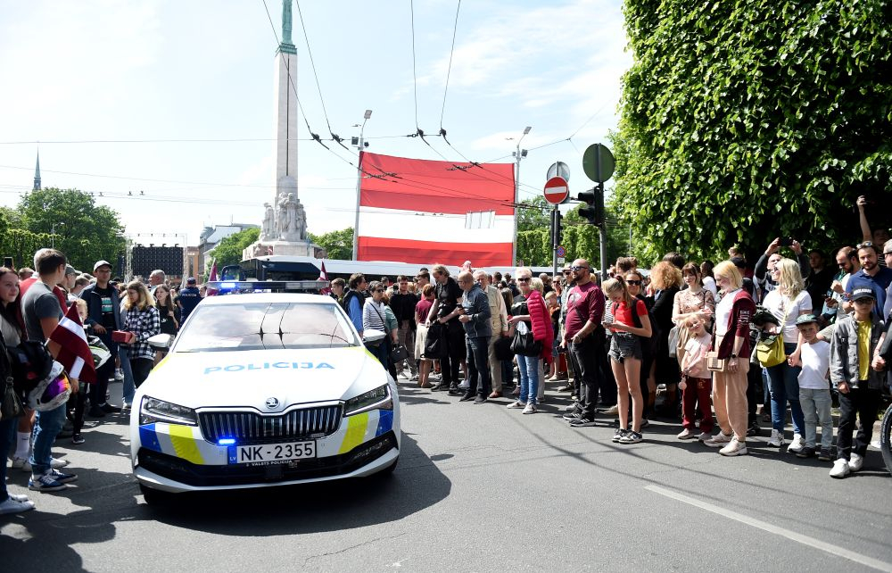 Latvijas hokeja izlases atbalstītāji laukumā pie Brīvības pieminekļa.