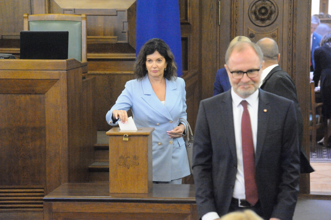 Saeima ievēl prezidentu. 