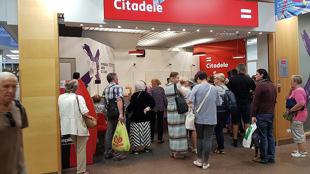 Izrādās, ka banka "Citadele", kurai vēsturiski ir daudz Latvijas iedzīvotāju, tostarp arī pensionāru kontu, var pieckāršot maksu par kontu apkalpošanu, ja konts, bankas izpratnē, bijis neaktīvs vai arī tam nav piesaistīta maksājumu karte.