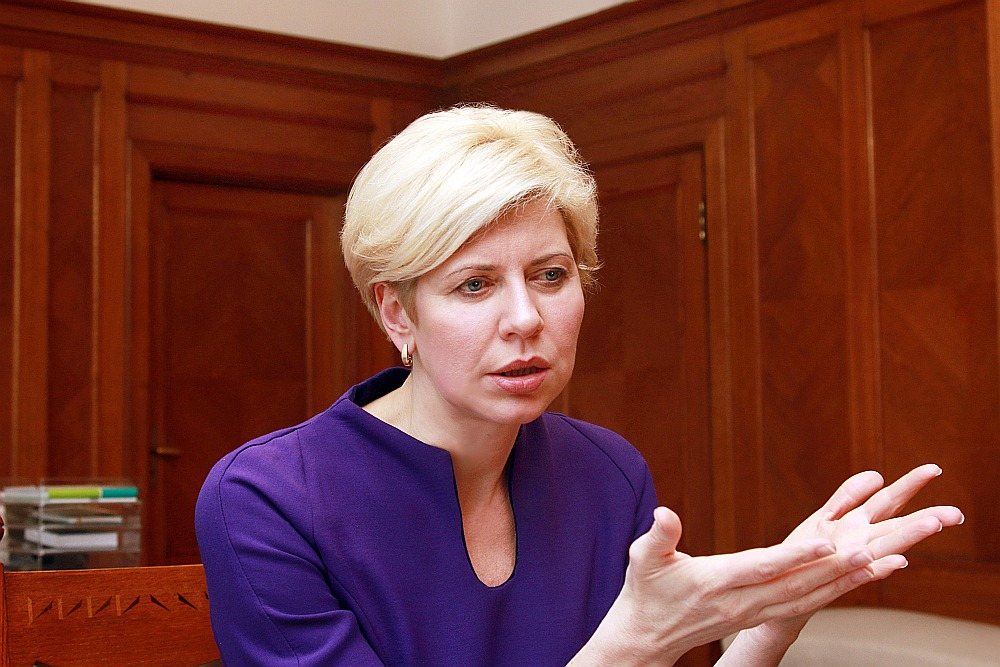 Izglītības un zinātnes ministre Anda Čakša atzina, ka šobrīd Latvijā ir daudz skolu, kas gadiem gaida savu slēgšanu vai reorganizāciju, un tas arī skolas darbam par labu nenāk.