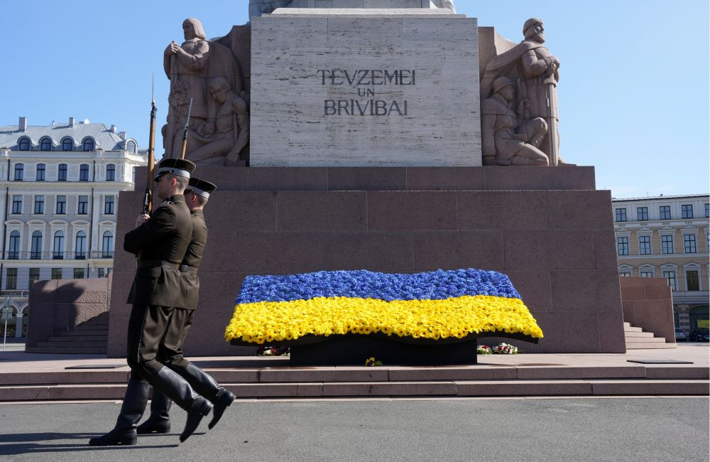 Paužot atbalstu Ukrainai ceļā uz iestāšanos Eiropas Savienībā un godinot karā kritušos, pie Brīvības pieminekļa izveidota ziedu kompozīcija Ukrainas karoga krāsās. 2023. gada 8. maijs.