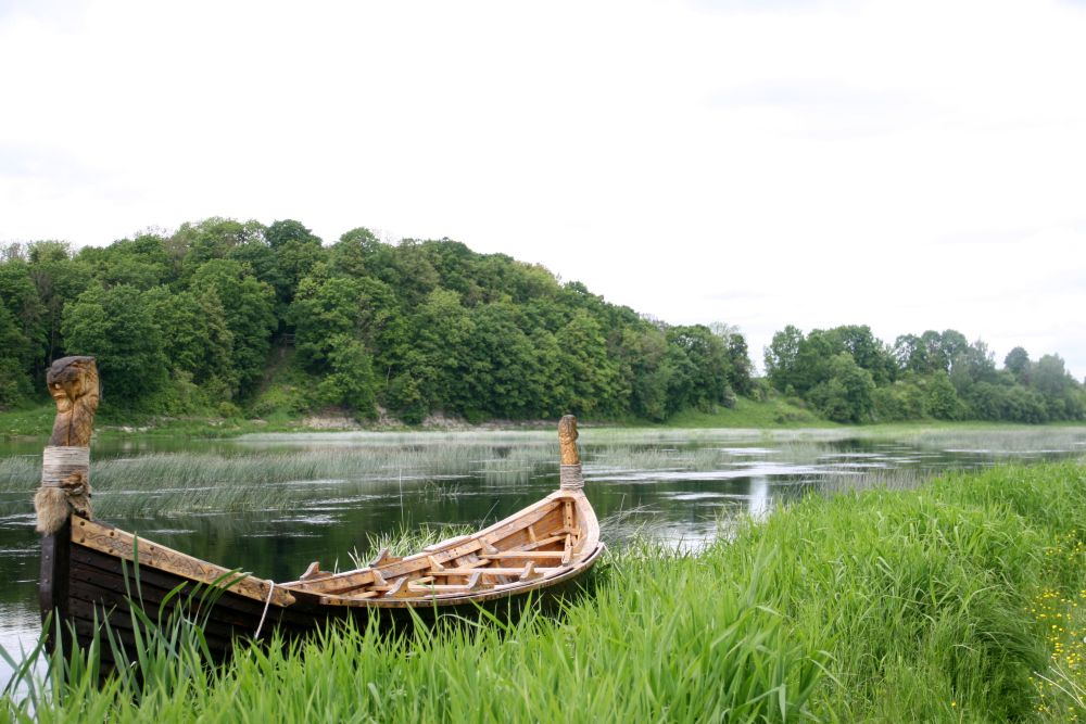 Laiva Lielupes krastā.