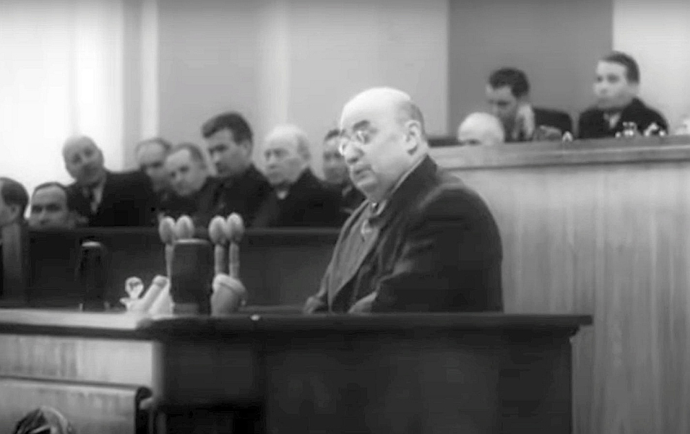 Lavrentija Berijas uzstāšanās PSRS Augstākās padomes priekšā 1953. gadā, pāris nedēļu pēc Staļina nāves. Kadrs no kinohronikas.
