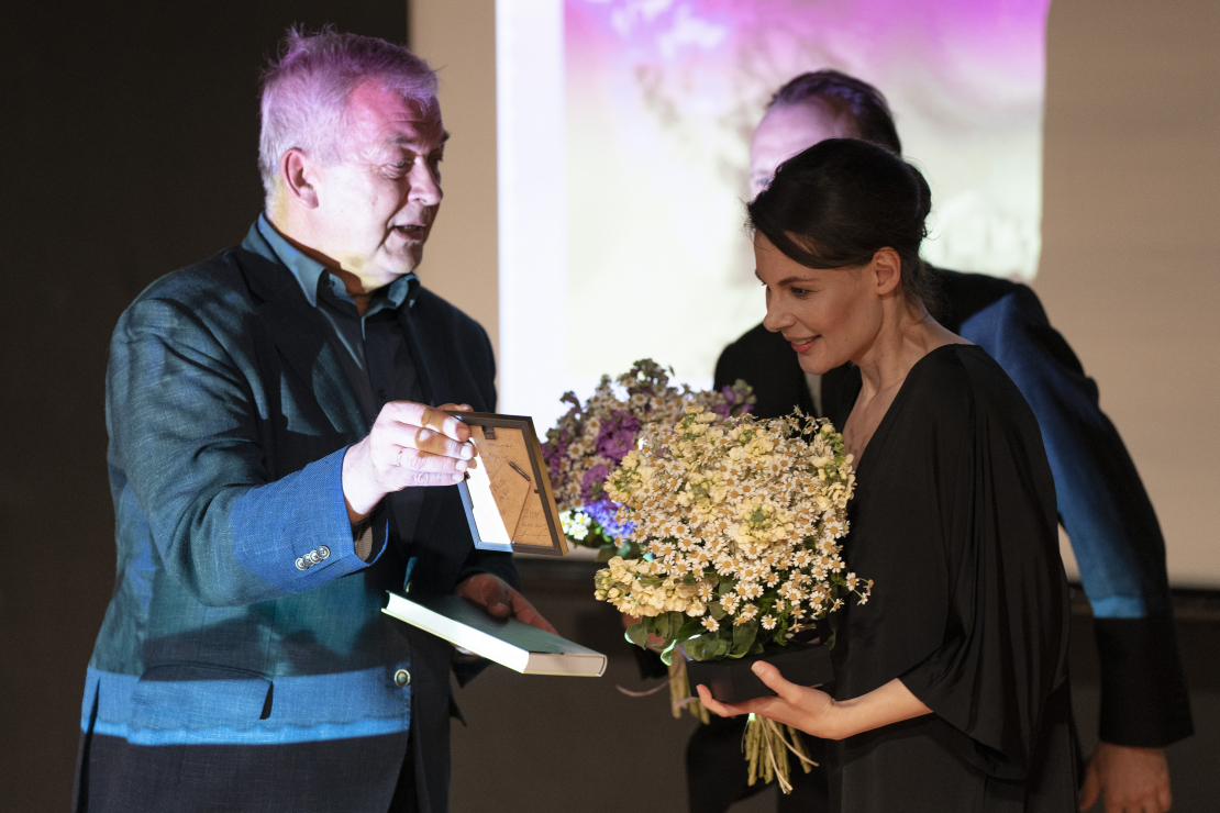 Pasniegtas Teātra dienas izcilības balvas. Ieva Segliņa.