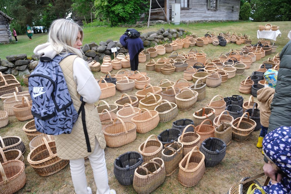 Latvijas Etnogrāfiskajā brīvdabas muzejā tradicionālais gadatirgus. Grozi.