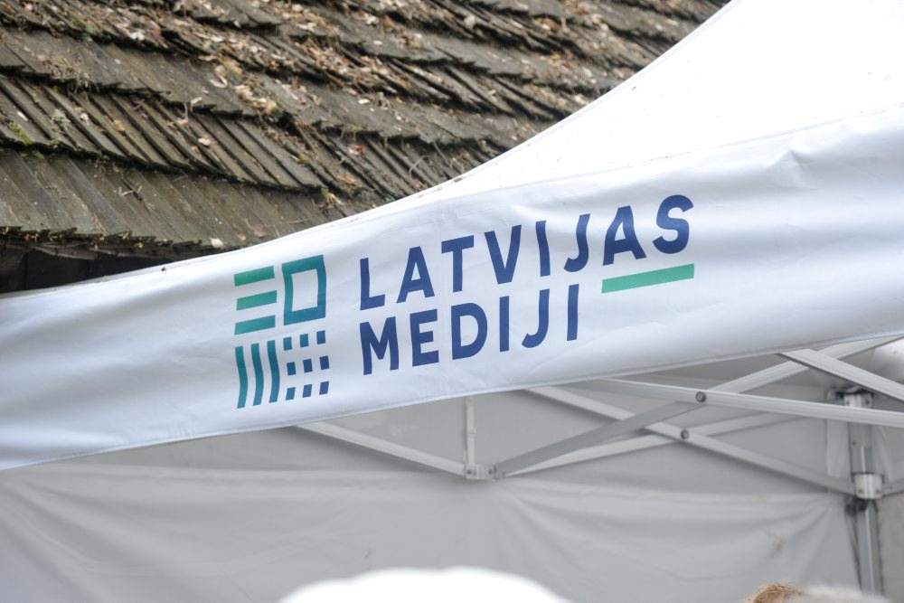 Latvijas Etnogrāfiskajā brīvdabas muzejā tradicionālais gadatirgus. "Latvijas Mediju" stends.